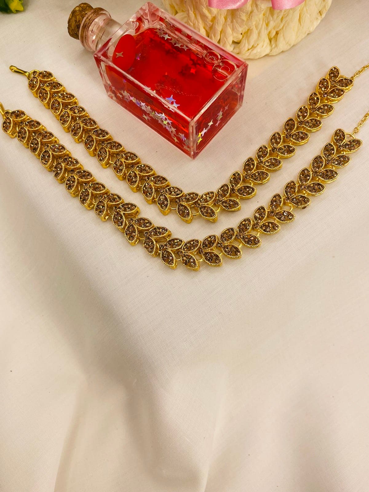 Elegant Gold-Tone Leaf Design Anklet